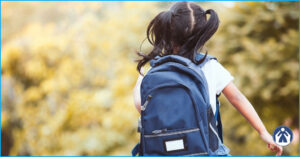 la mochila y la espalda de los niños