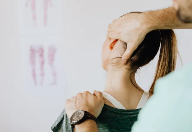 como-prevenir-el-dolor-de-cuello-quiropractico-veracruz